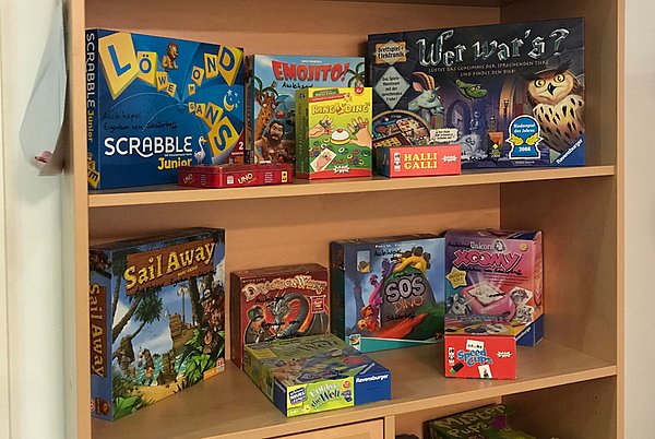 Viele Spiele in einem Schrank – das Bild verlinkt auf die Seite des Schülertreffs am Maintower